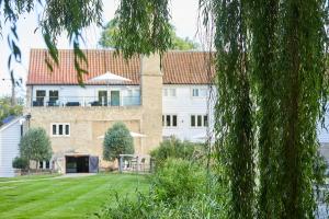 Tuddenham Mill Luxury Hotel外面的花园