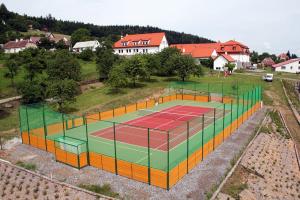 una vista aerea di un campo da tennis in un campo di Hotelový a jezdecký areál Dvůr Krutěnice a Krutěnice