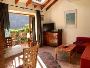 a living room with a couch and a table at Casa Mia in Valle Gran Rey