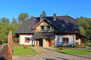 duży dom z czarnym dachem w obiekcie Zagroda Lipowiec w Polańczyku