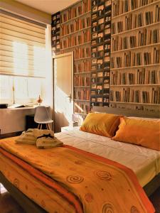 ナポリにあるNon ci resta che Napoliのベッドルーム1室(ベッド1台、デスク、シンク付)