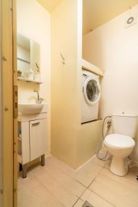 La salle de bains est pourvue de toilettes et d'un lave-linge. dans l'établissement Nikkon summer home, à Matala