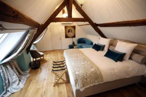 een slaapkamer met een groot bed op zolder bij Au Jeu de Paume in Épernay
