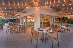 un restaurante con mesas, sillas y luces en Hyde Beach House en Hollywood