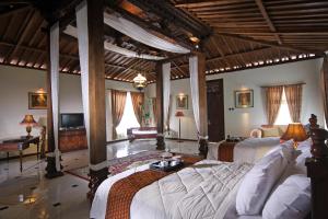 En eller flere senger på et rom på Jogloplawang Villa&Resort