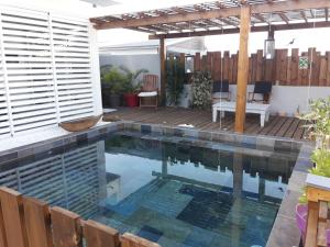 Bazén v ubytování Maison TONGA piscine - jacuzzi confort nebo v jeho okolí