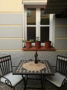 een tafel met een fles wijn en twee stoelen bij Casa La Palomera 1 in Valle Gran Rey