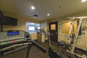 a room with a gym with a treadmill at Holiday Inn Express Portland East - Columbia Gorge, an IHG Hotel in Troutdale