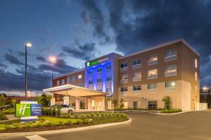 um edifício hospitalar com um edifício azul em Holiday Inn Express & Suites - Tampa North - Wesley Chapel, an IHG Hotel em Wesley Chapel