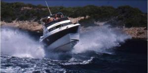 ポルクロールにあるHEBERGEMENTS BATEAUX A QUAIの二人乗りの船