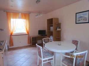 Televízia a/alebo spoločenská miestnosť v ubytovaní Alt Baden Apartement