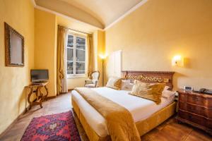 - une chambre avec un grand lit et une télévision dans l'établissement B&B Galileo 2000, à Florence
