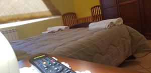 1 cama con mando a distancia junto a una mesa en Masseria Frangiosa, en Torrecuso