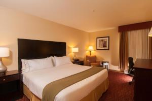 Кровать или кровати в номере Holiday Inn Express Vernon-Manchester, an IHG Hotel