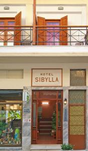 Villa Sky de hotel con una señal frente a un edificio en Sibylla Hotel, en Delfos