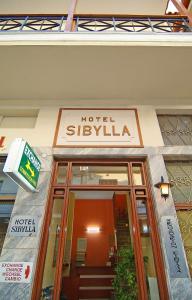 ein Hotelschild auf der Vorderseite eines Gebäudes in der Unterkunft Sibylla Hotel in Delphi