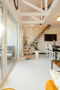 Televízia a/alebo spoločenská miestnosť v ubytovaní Apartament K2