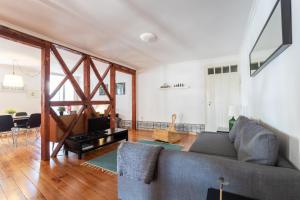 un salon avec un canapé et une table dans l'établissement FLH Sé Apartment, à Lisbonne