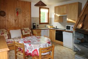 una cocina con mesa y una cocina con estufa en Chalet avec jardin, en Bourg-Saint-Maurice 20 fotos más