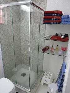 y baño con ducha y aseo. en Apartamento Coral - 1 quadra do Mar, en Balneário Camboriú