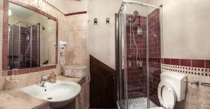 a bathroom with a sink and a shower and a toilet at Casetta Di Carlo Magno in Sutri +5 photos