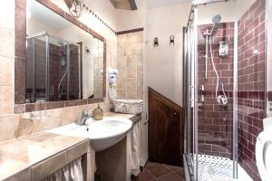 een badkamer met een wastafel en een douche bij Casetta Di Carlo Magno in Sutri