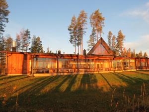 a house in the middle of a grassy field at Honkiniemi in Ähtäri