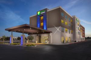 バイセイリアにあるHoliday Inn Express Visalia-Sequoia Gateway Area, an IHG Hotelの表面に看板が出ているホテル