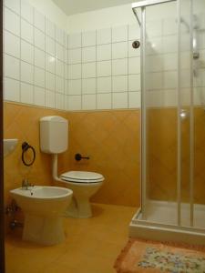 a bathroom with a toilet and a shower at Agriturismo Casale il Gallo Bianco in Offagna