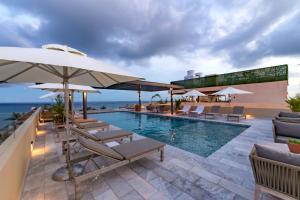 A piscina localizada em Singular Joy Vacation Rentals ou nos arredores