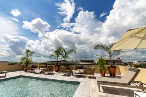 Swimmingpoolen hos eller tæt på Singular Joy Vacation Rentals