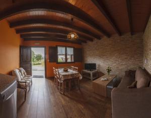 Posedenie v ubytovaní Apartamentos Miradorderodiles Bellavista