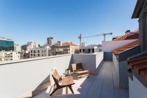balcone con 2 sedie e vista sulla città di FLH Luxury Flat near Marquês a Lisbona