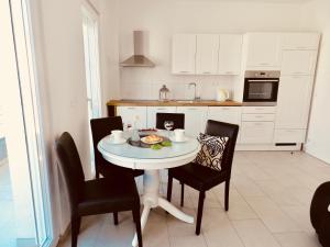 Kuchyň nebo kuchyňský kout v ubytování Diamant Apartments