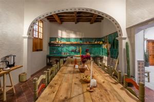 een kamer met een lange houten tafel en stoelen bij Grana B&B in Oaxaca City