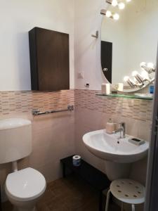 A bathroom at BB dalla zia