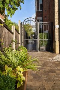 een poort voor een huis met planten bij Deluxe Town Center Apartment in High Wycombe