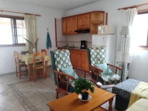 kuchnia i jadalnia ze stołem i krzesłami w obiekcie Casitas Rosheli w mieście Los Llanos de Aridane