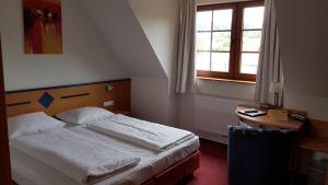Giường trong phòng chung tại Landhotel Geiselwind