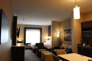 Habitación de hotel con cama, mesa y sillas en Holiday Inn Express & Suites Cold Lake, an IHG Hotel en Cold Lake