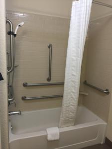 y baño con bañera y cortina de ducha. en Candlewood Suites Woodward, an IHG Hotel en Woodward