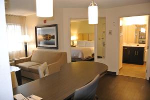 พื้นที่นั่งเล่นของ Candlewood Suites Washington-Fairfax, an IHG Hotel