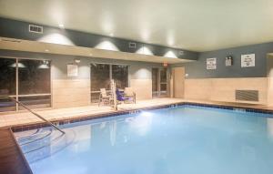 ein großer Pool mit blauem Wasser in einem Gebäude in der Unterkunft Holiday Inn Express Williamsburg, an IHG Hotel in Williamsburg