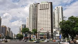 厦门厦门庐山智选假日酒店(磐基商圈）的一条城市街道上白色的大建筑,有汽车