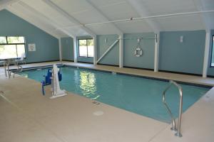 ein großer Pool mit blauen Wänden in der Unterkunft Holiday Inn Express & Suites Waterville - North, an IHG Hotel in Waterville
