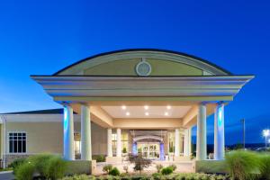 a building with a dome on top of it at Holiday Inn Express Woodstock-Shenandoah Valley by IHG in Woodstock