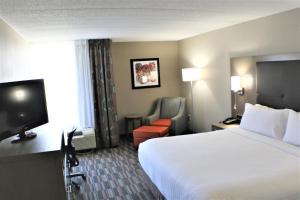 En eller flere senger på et rom på Holiday Inn Express Woodstock-Shenandoah Valley, an IHG Hotel