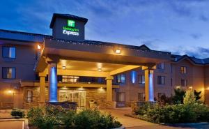 een hotel met een bord erop bij Holiday Inn Express Hotel & Suites Vernon, an IHG Hotel in Vernon