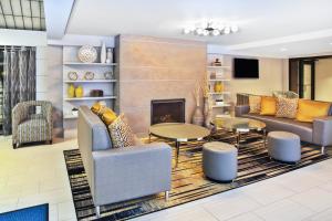 Zona d'estar a Holiday Inn Express Boston-Waltham, an IHG Hotel