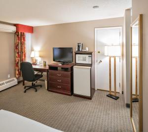 En TV eller et underholdningssystem på Holiday Inn Express Red Deer, an IHG Hotel